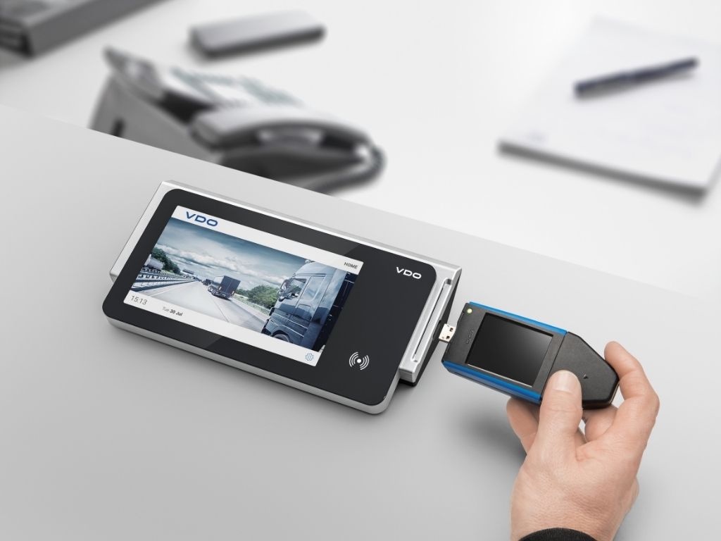 VDO SmartTerminal mit 7-Zoll-Touchdisplay zur Auslesung von Fahrer- und Unternehmenskarten